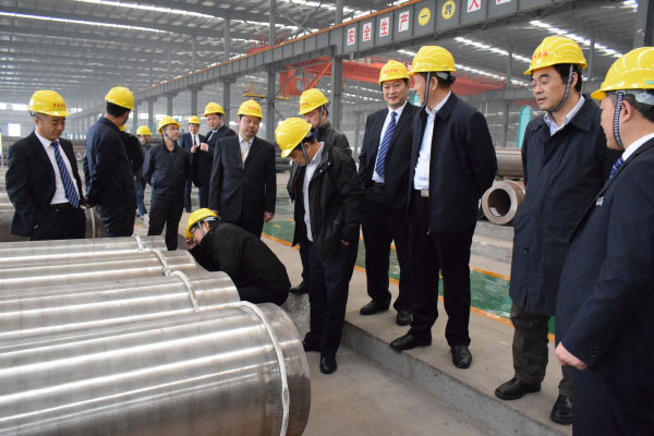 11月19日上午，公司超（超）臨界火電機(jī)組用P92大口徑無(wú)縫鋼管新產(chǎn)品技術(shù)鑒定會(huì)在開(kāi)發(fā)大廈隆重召開(kāi)。本次會(huì)議由工程公司和中國(guó)機(jī)械工業(yè)聯(lián)合會(huì)聯(lián)合主辦，來(lái)自鋼鐵研究總院、西安熱工研究院、蘇州熱工研究院、五大電力集團(tuán)及三大鍋的15位專家組成鑒定委員會(huì)。江都區(qū)委常委、副區(qū)長(zhǎng)姜熔，公司董事長(zhǎng)馬自強(qiáng)及公司總部領(lǐng)導(dǎo)成員參加了會(huì)議。         會(huì)議由中國(guó)機(jī)械工業(yè)聯(lián)合會(huì)張科主任主持，公司馬自強(qiáng)董事長(zhǎng)致歡迎詞。會(huì)上，馬總對(duì)龍川鋼管的發(fā)展歷程、轉(zhuǎn)型升級(jí)及新產(chǎn)品開(kāi)發(fā)等方面作了簡(jiǎn)要介紹。姜熔區(qū)長(zhǎng)對(duì)龍川鋼管的發(fā)展成果及對(duì)區(qū)域經(jīng)濟(jì)的貢獻(xiàn)表示高度贊賞及肯定。尤總就龍川鋼管P92大口徑無(wú)縫鋼管的研制開(kāi)發(fā)情況作了詳細(xì)匯報(bào)。國(guó)家材料測(cè)試中心、西安熱工院及東鍋的代表專家對(duì)P92評(píng)定試驗(yàn)情況作了簡(jiǎn)要介紹，試驗(yàn)結(jié)果表明，龍川鋼管生產(chǎn)的P92鋼管各項(xiàng)性能指標(biāo)均符合相關(guān)標(biāo)準(zhǔn)要求。                    隨后，專家組前往公司生產(chǎn)現(xiàn)場(chǎng)實(shí)地察看了P92樣管，參觀了美鋼物流中心、φ720大口徑無(wú)縫鋼管生產(chǎn)線和理化檢測(cè)中心。同時(shí)在檢測(cè)中心，專家組測(cè)試了樣管性能并出具了試驗(yàn)報(bào)告。  鑒定會(huì)上，委員會(huì)專家組聽(tīng)取了報(bào)告、審閱了鑒定材料、考察了生產(chǎn)現(xiàn)場(chǎng)及經(jīng)過(guò)現(xiàn)場(chǎng)質(zhì)詢答疑后，一致認(rèn)為龍川鋼管生產(chǎn)的P92鋼管性能及質(zhì)量已達(dá)到同類產(chǎn)品國(guó)際先進(jìn)水平，P92新產(chǎn)品鑒定全票通過(guò)。  本次鑒定會(huì)在公司總部的直接領(lǐng)導(dǎo)下，在總經(jīng)辦、質(zhì)保系統(tǒng)、生產(chǎn)系統(tǒng)、美鋼等公司各部門(mén)的積極配合下取得圓滿成功。鑒定會(huì)的圓滿召開(kāi)，標(biāo)志著公司P92大口徑無(wú)縫鋼管的研發(fā)項(xiàng)目取得圓滿成功，為公司實(shí)現(xiàn)轉(zhuǎn)型升級(jí)的戰(zhàn)略目標(biāo)增添新動(dòng)力。